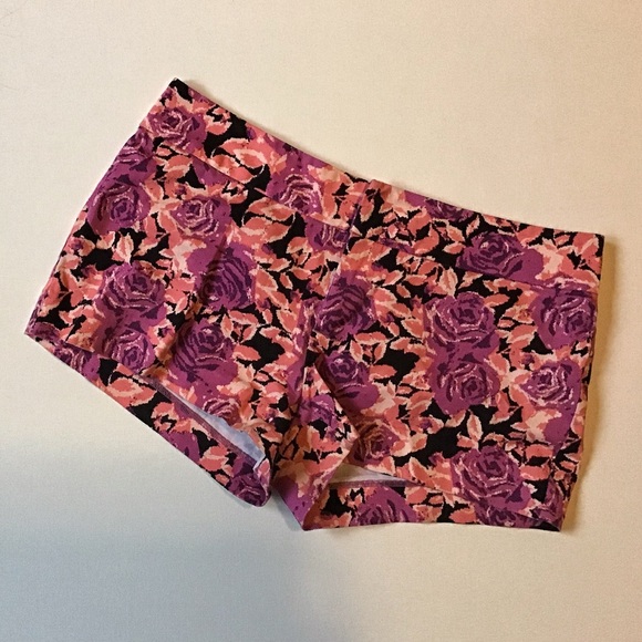 Pants - NWOT Flower Pattern Shorts